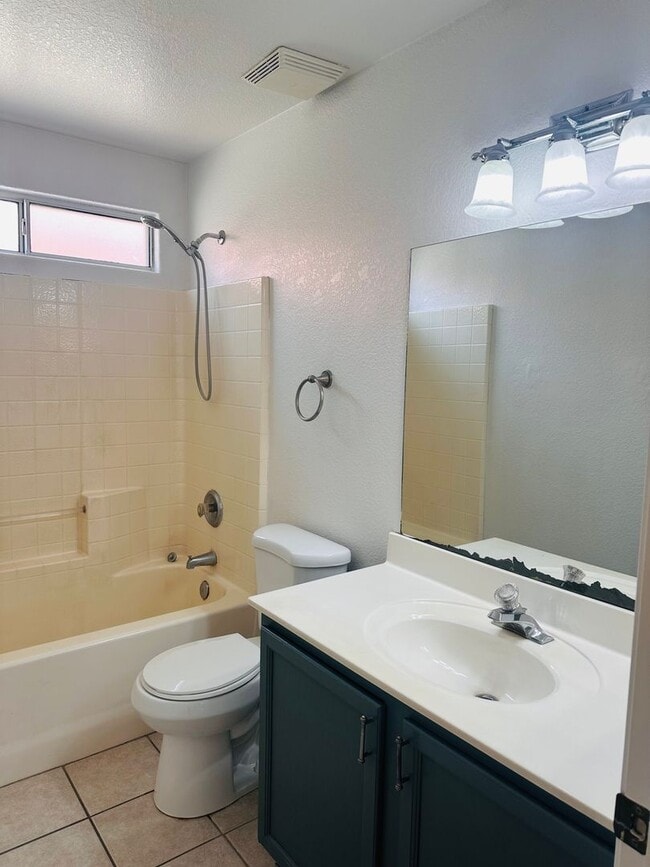 Building Photo - LOVELY HOME - 2 BEDROOM PLUS LARGE DEN - LARGE YARD