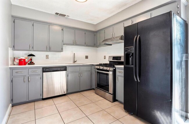 Building Photo - 2405 Parker Cir