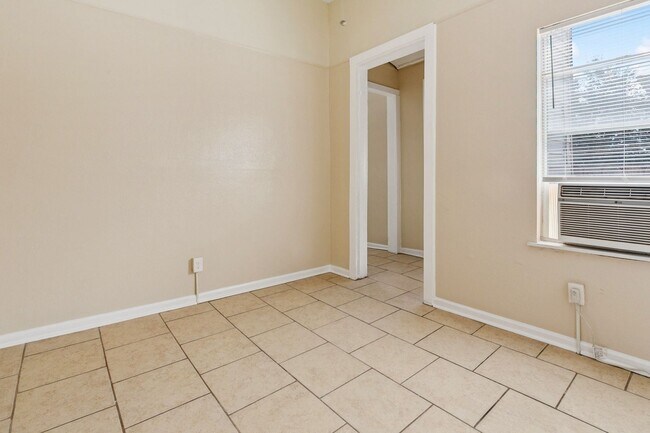 Building Photo - 2400 Dumaine St