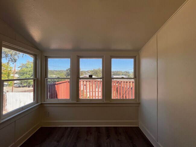 Building Photo - 1434