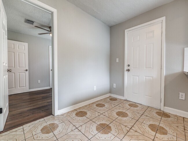 Building Photo - 411 Gober St