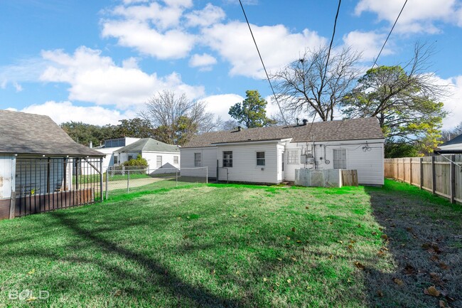 Building Photo - 4 BEDROOM 2 BATH MOVE-IN READY