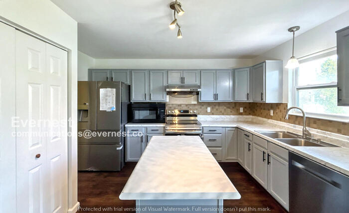 Building Photo - 5300 Folsom Dr