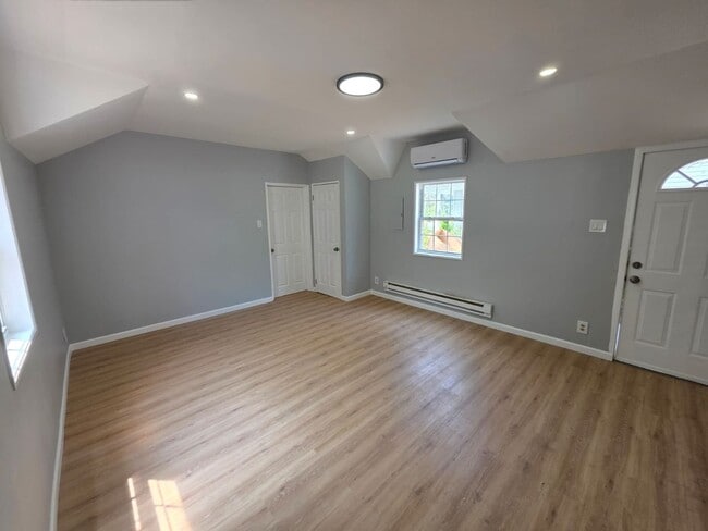 Building Photo - Brand New Renovated Cozy home