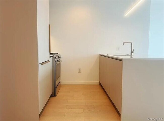 Building Photo - 3 Ct Square W