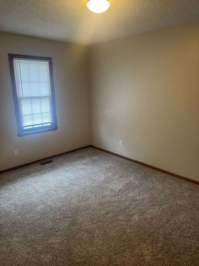 Building Photo - 5-Bedroom, 2-Bath Rental Home in Urbandale...
