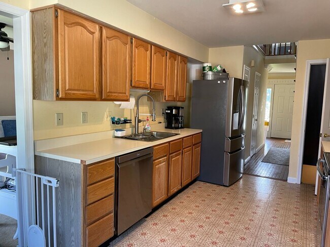 Building Photo - 727 Macphail Ct S