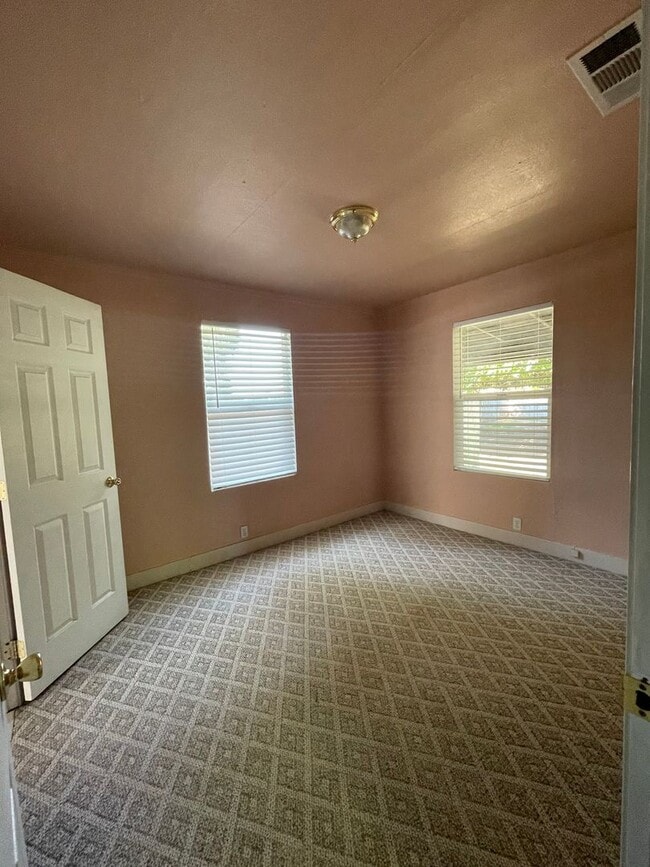 Building Photo - For Rent: Charming 2 Bedroom, 1 Bath Home ...