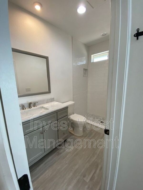 Building Photo - 1801 NE 16th St