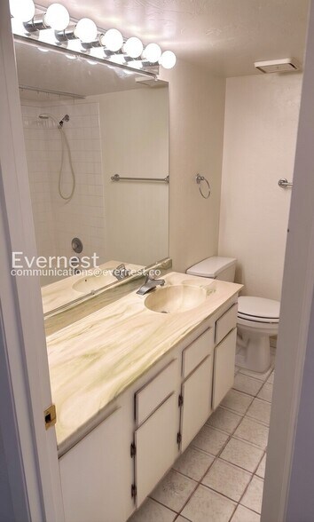 Building Photo - 461 W Yucca Ct