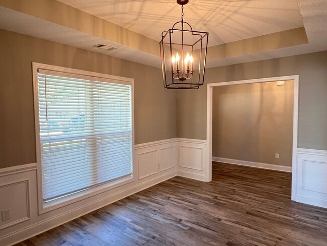 Building Photo - Beautiful Home that looks Brand New / First Full Month's Rent FREE with a 13 Month Lease!!