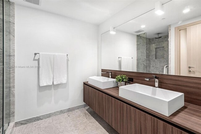 Building Photo - 1000 Brickell Plaza