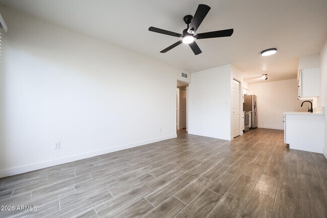 Building Photo - 558 S Lesueur