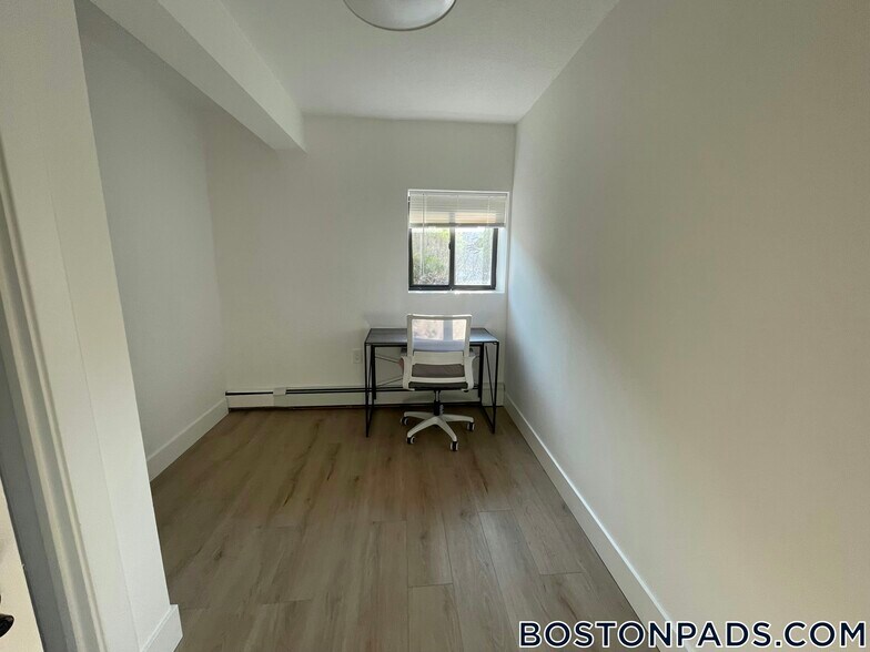 Building Photo - 741 E 6th St