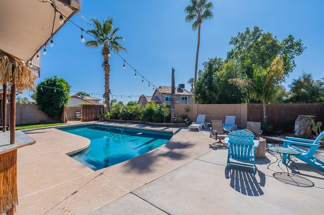 Building Photo - FURNISHED 2 Bedrooms plus den/loft & Private Pool