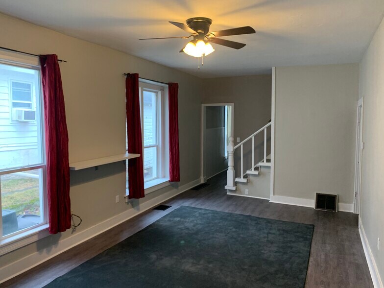 Living - 121 E Jackson St