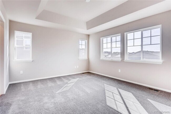 Building Photo - Elegant and spacious home with mountain vi...