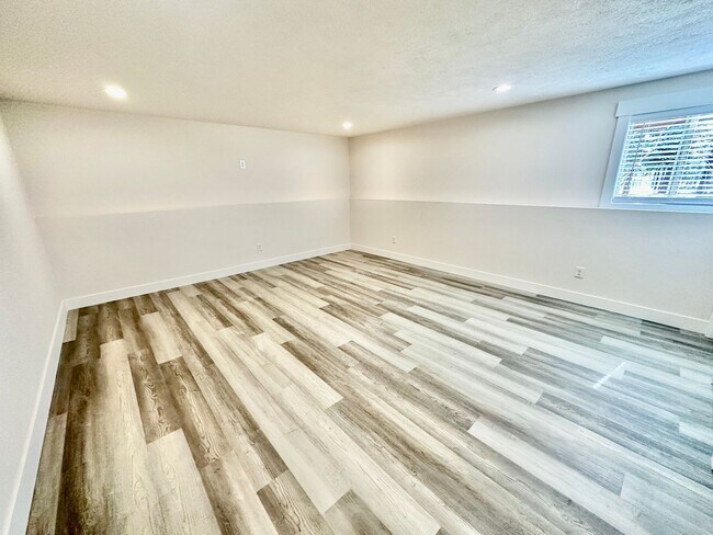 Building Photo - Suncrest Rental