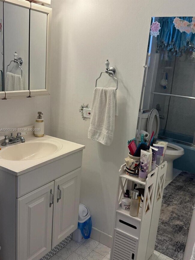 Building Photo - 447 NE 195th St