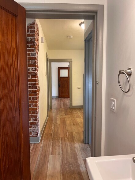 Building Photo - 7204 Elmwood Ave