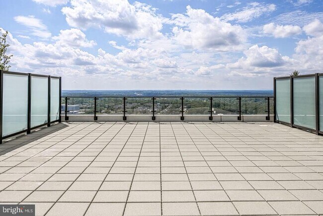 Building Photo - 1650 Silver Hill Dr