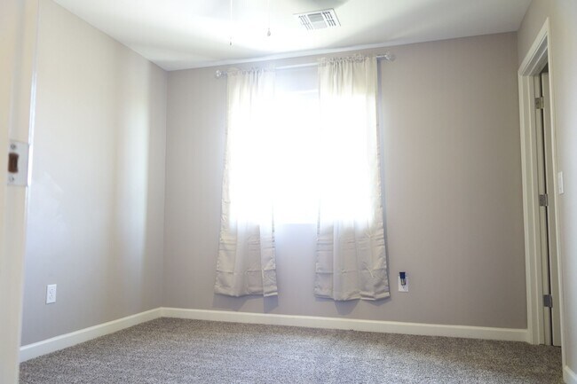 Building Photo - (Vail) Spacious 5 bedroom 3 bath house!