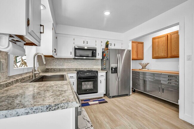 Building Photo - 405 Gregory Way