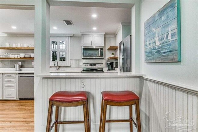 Building Photo - Beautifully renovated downstairs unit!