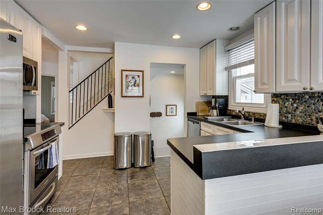 Building Photo - 1460 Cole St