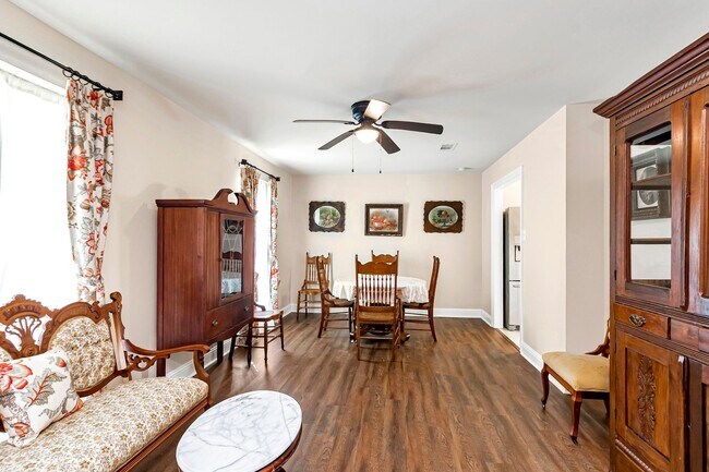 Building Photo - 3 Bedroom House Available off Jefferson Hwy