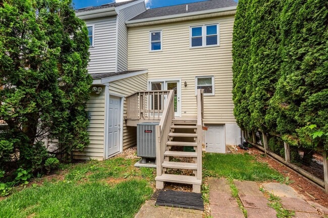 Building Photo - Updated Townhouse with Deck, Basement, New...