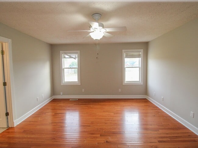 Building Photo - Spacious home!