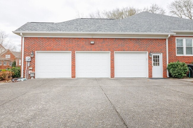 Building Photo - 5 Bed, 3.5 Bath w/ 3 Car Garage Less than 1 Mile from Downtown Franklin