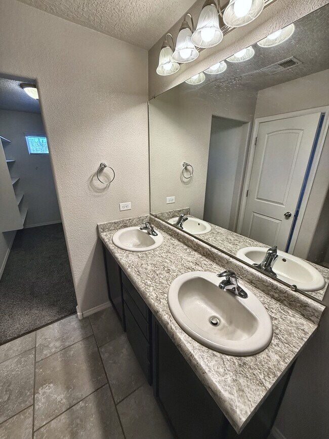 Building Photo - 8936 Mission Ridge Dr