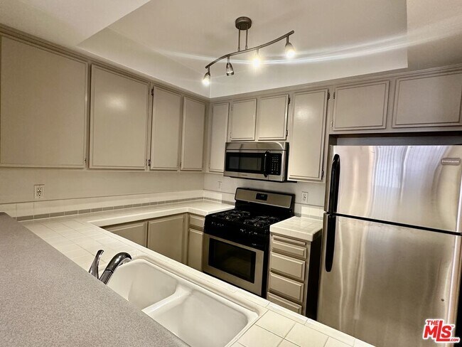 Building Photo - 8614 Burton Wy