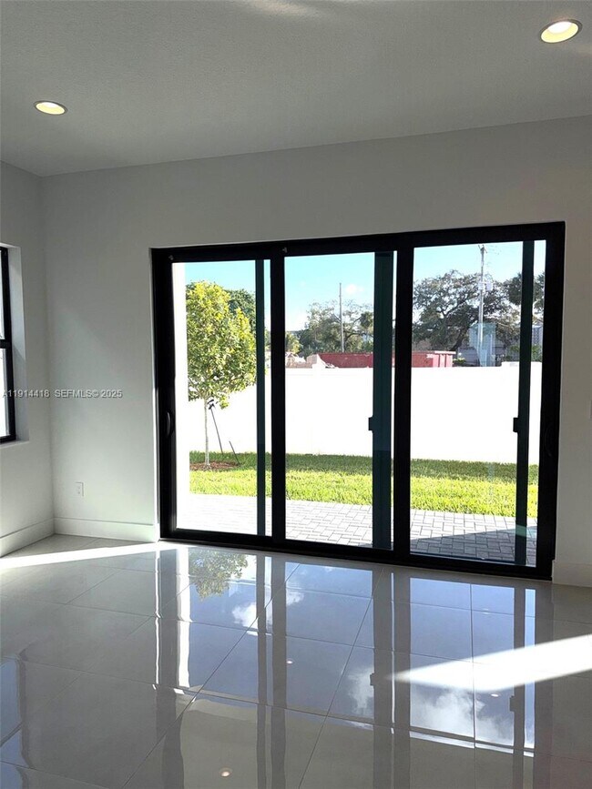 Building Photo - 1438 SW 23rd St