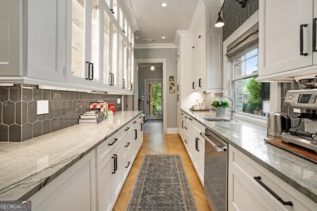 Building Photo - 407 8th St NE