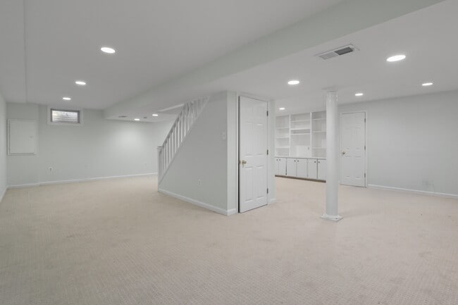 Building Photo - 892 Van Dusen Ct