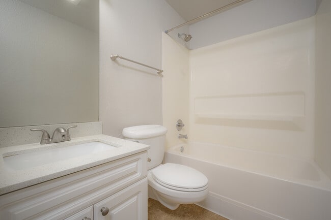 Breakwater 3 Bed, Bathroom - Breakwater Apartments