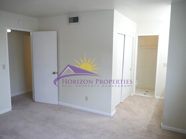 Building Photo - 3 Bed 2.5 Bath 1,380 sqft Townhome in Carmichael
