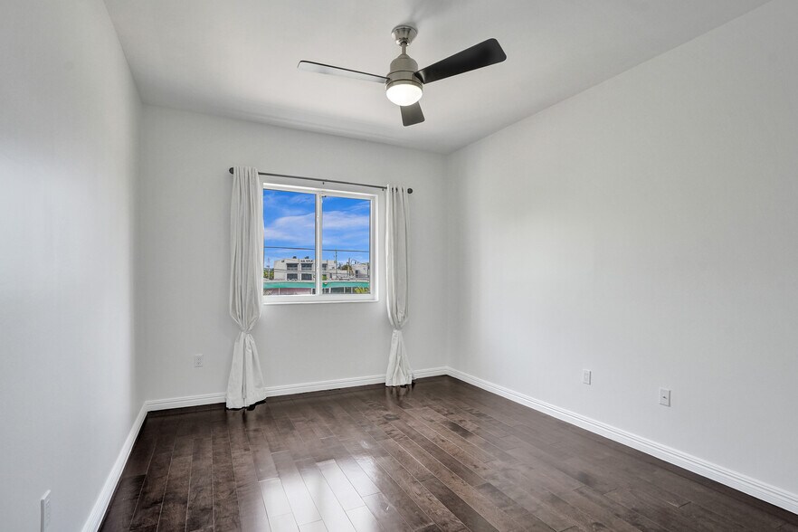 Building Photo - 2708 NE 30th Pl