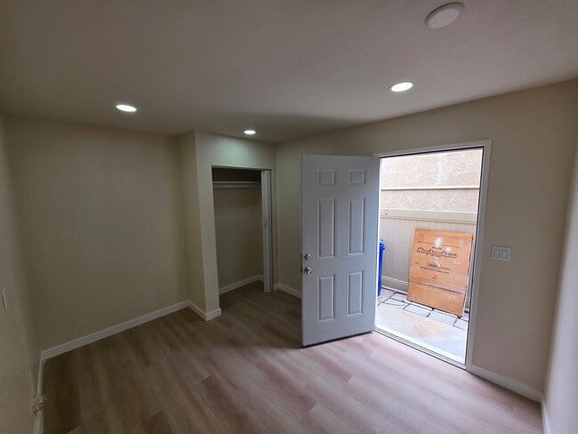 Building Photo - Beautiful 3 Bed, 2 Bath condo with 2 car garage & laundry