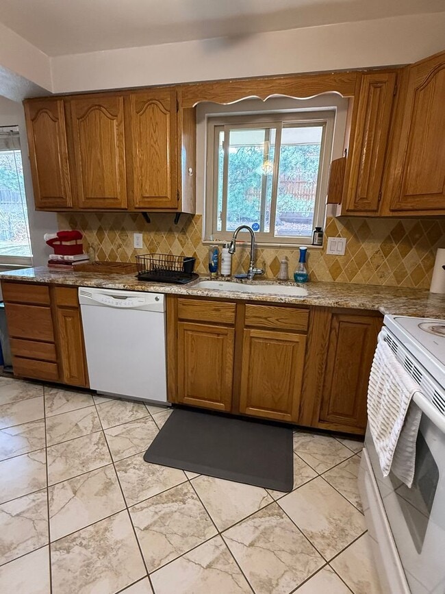 Building Photo - Charming Arvada Ranch