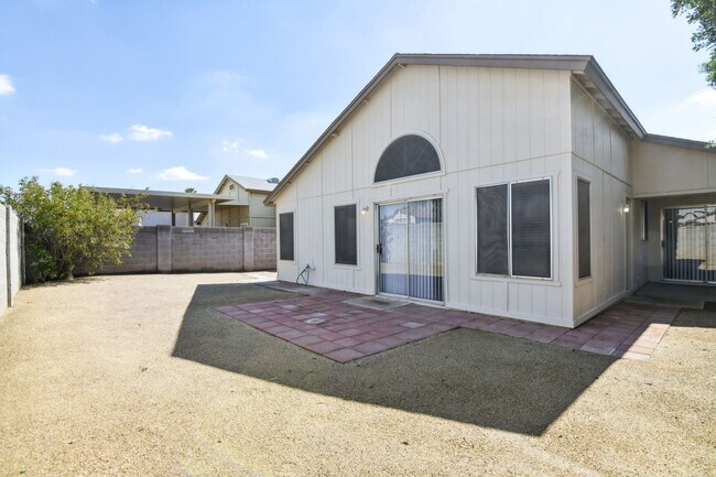 Building Photo - 3 Bedroom home with large backyard!