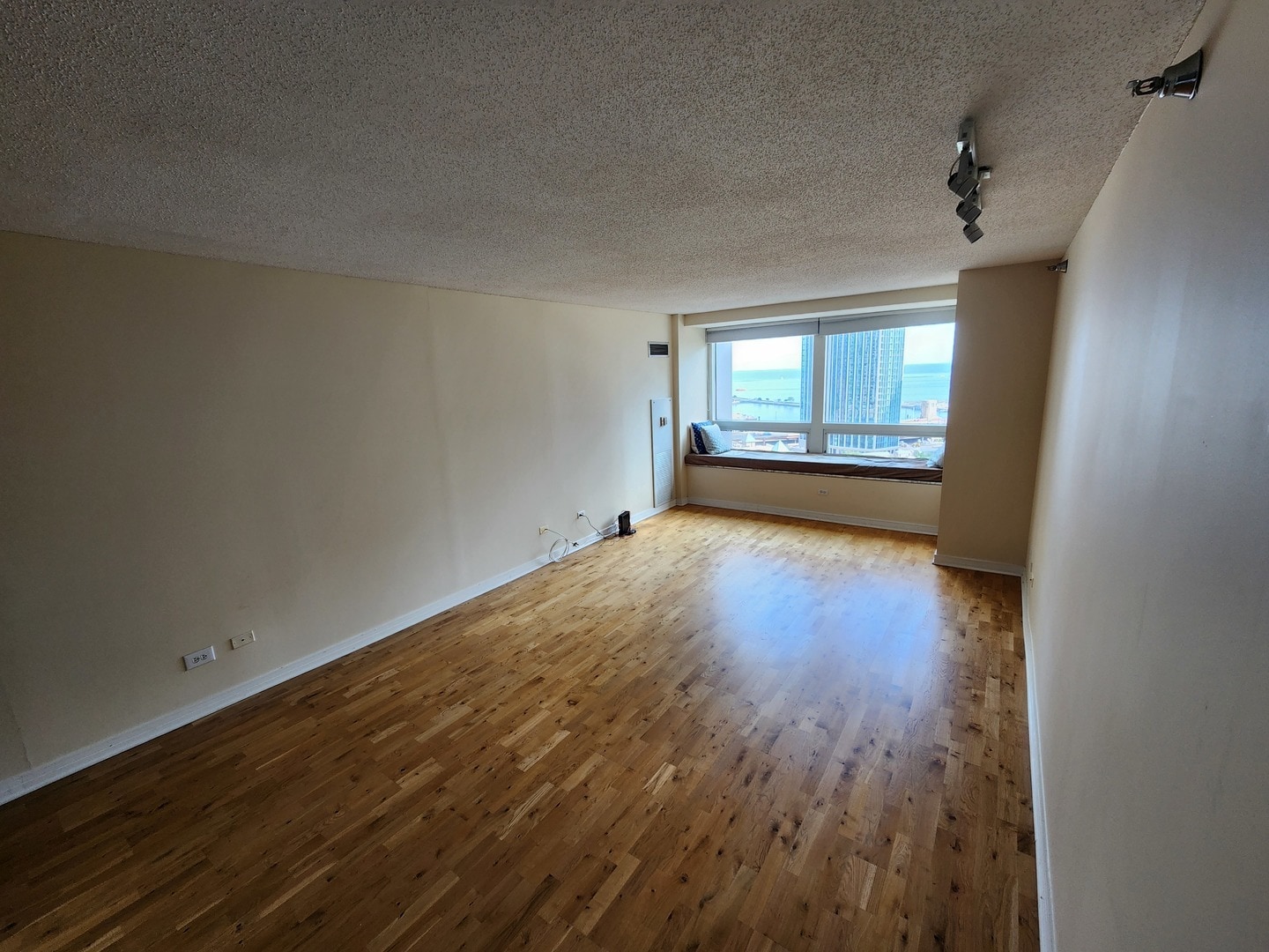 Building Photo - 512 N McClurg Ct