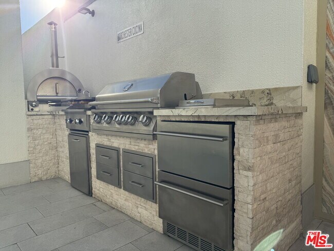 Building Photo - 10520 Wilshire Blvd