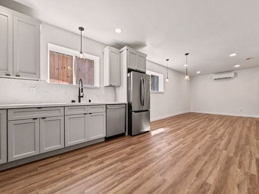 Building Photo - AVAILABLE NOW! Fully Remodeled Lower Unit with Private Entrance in Columbia City Neighborhood