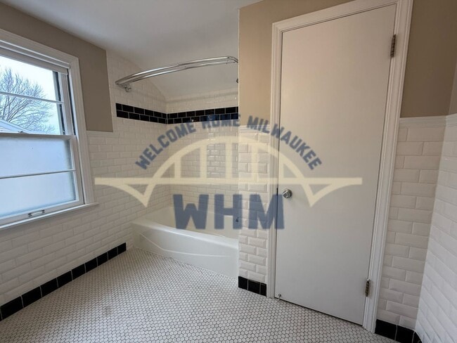 Building Photo - 6225 N Lydell Ave