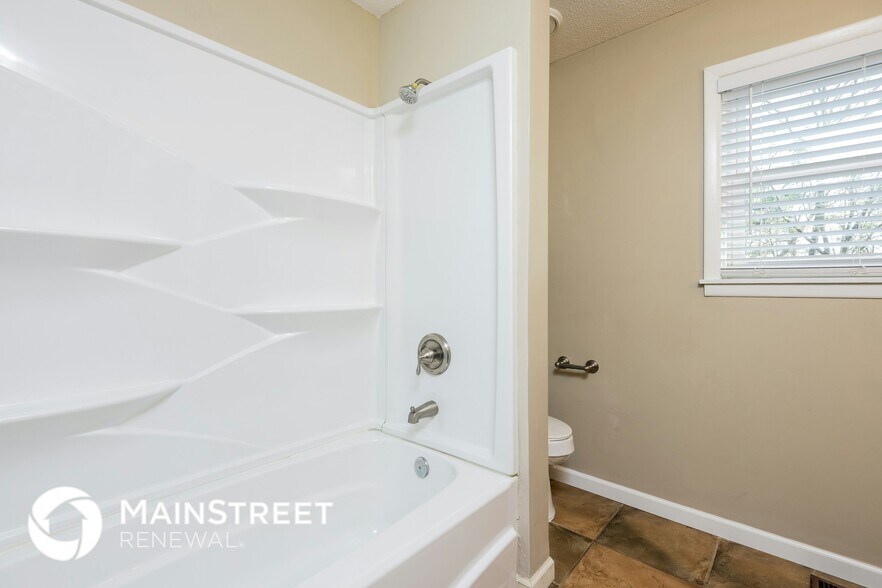 Building Photo - 4501 Oak Dr