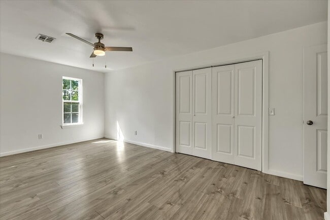 Building Photo - 9710 N Oak Cliff Dr